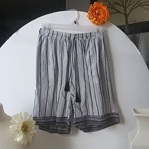 Simply Vera Shorts by Vera Wang White with Black Lines and Drawstring si…